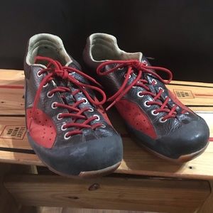 Tsubo men’s red and black tennis shoe